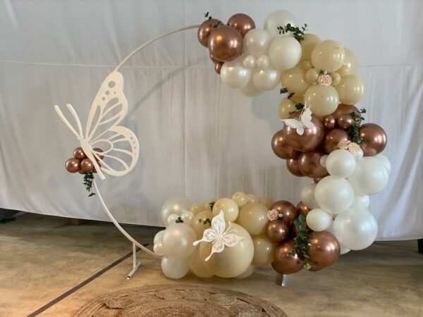 Organic ballondecoratie op ronde back drop